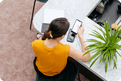 femme travaillant bureau (1)