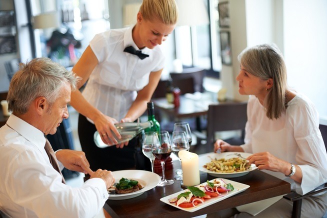 zoom metier serveur en restauration bar brasserie bretagne clps